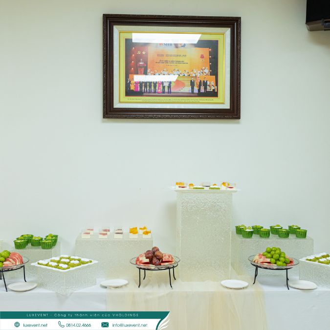 Mọi người có thể qua khu vực trà bánh để ăn nhẹ