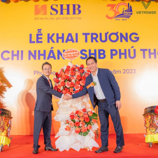 Các đối tác tin cậy lên tặng hoa chúc mừng