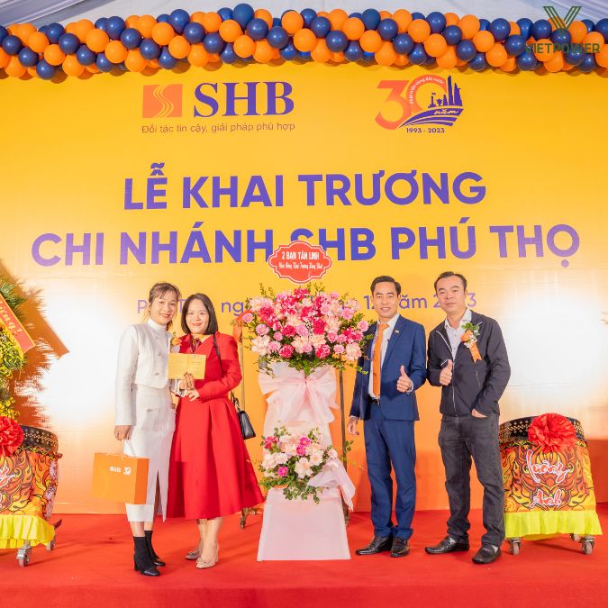 Khách mời lên tặng hoa mừng khai trương hồng phát