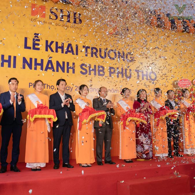 Cùng nhau cắt băng cho ngày lễ khai trương ngân hàng