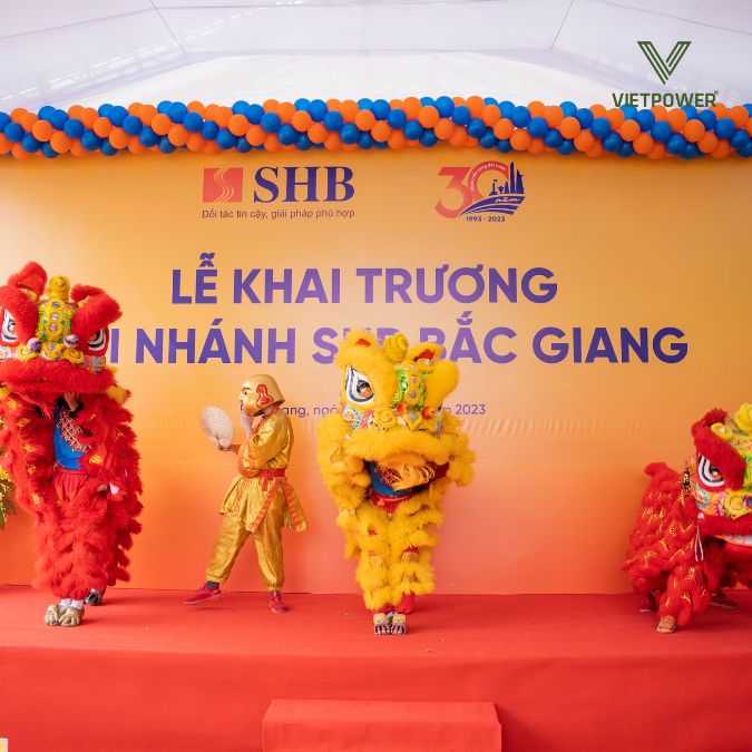 múa lân sư rồng trên sân khấu khai trương shb bắc giang 