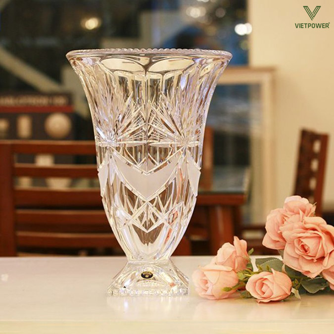 Bình pha lê là quà tặng tượng trưng cho sự trong sáng, phát triển bền vững