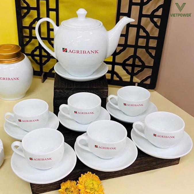 Bộ ấm chén gốm sứ gợi sự gần gũi, phù hợp với văn hóa tiếp khách
