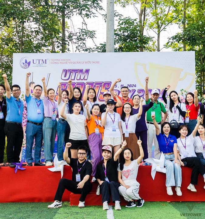 Sân khấu ngoài trời thường đặt ở không gian mở như quảng trường, công viên, sân trường, bãi biển
