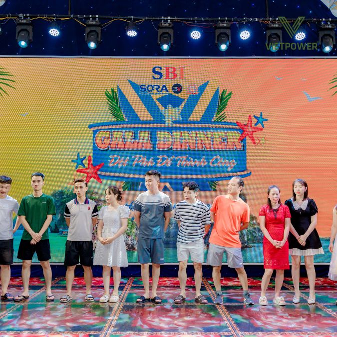 Nhóm nhân viên SBI trên sân khấu Gala Dinner