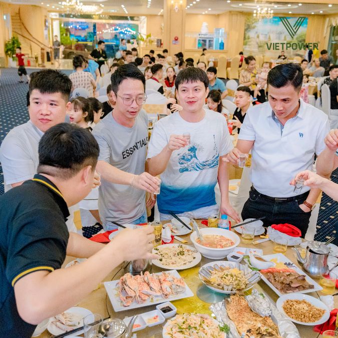 Mọi người cùng nhau nâng ly chúc mừng vui vẻ