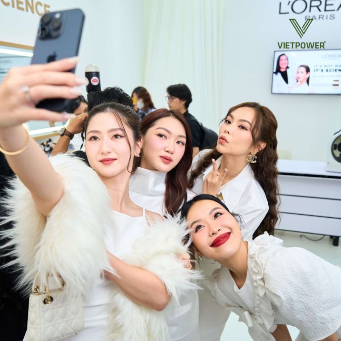 hình ảnh các KOL các livestream sự kiện ra mắt sản phẩm mới thương hiệu mỹ phẩm
