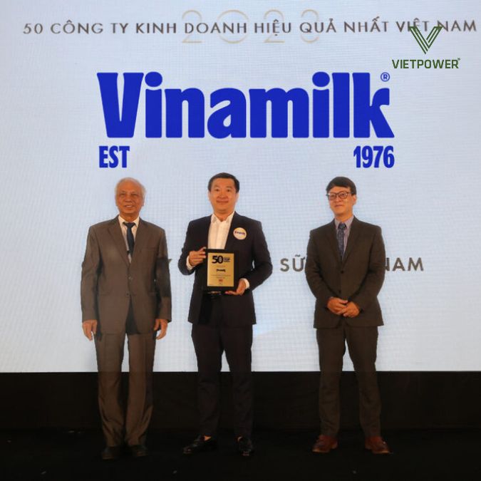 hình ảnh đại diện công ty vinamilk lên nhận danh hiệu 50 công ty kinh doanh hiệu quả nhất việt nam