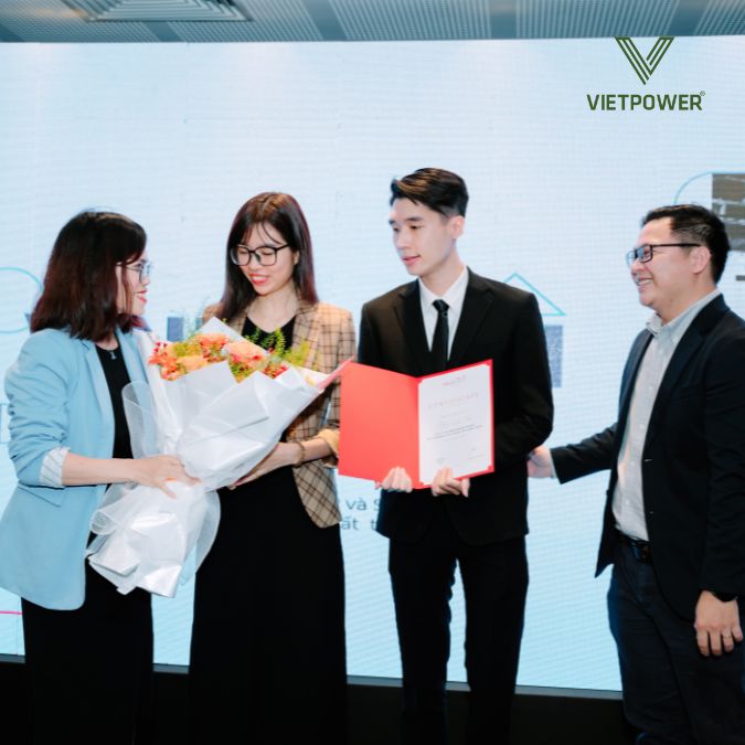 Vinh danh một cá nhân xuất sắc tại hội thảo Pruventure Sales Briefing với bằng chứng nhận và hoa