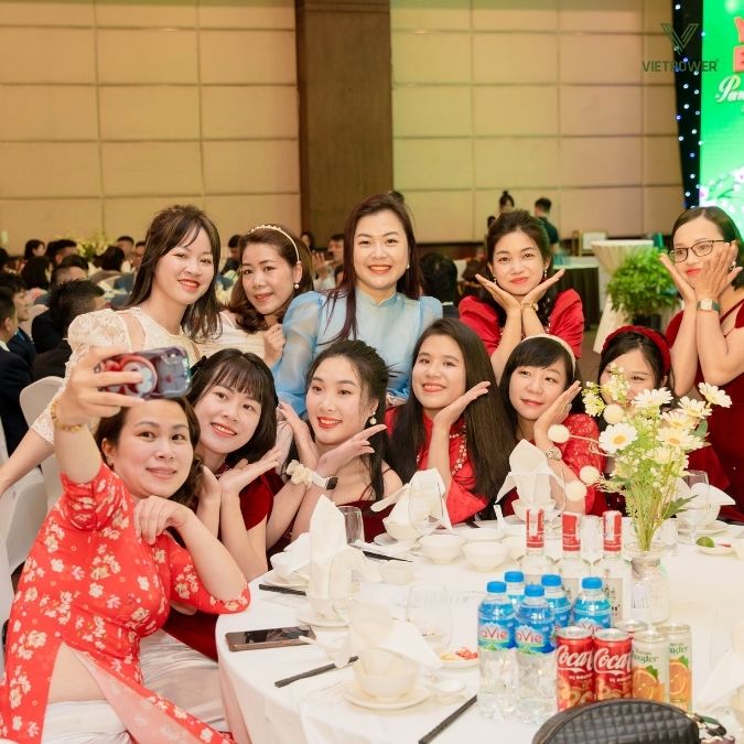 Đội ngũ nhân viên nữ của công ty cùng nhau selfie vui vẻ
