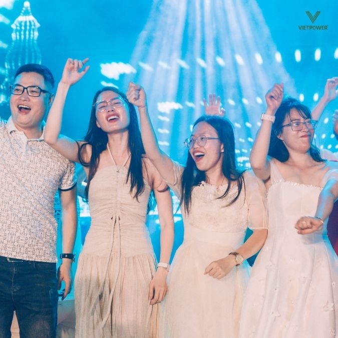 Mọi người hào hứng và "quẩy" hết mình với âm nhạc