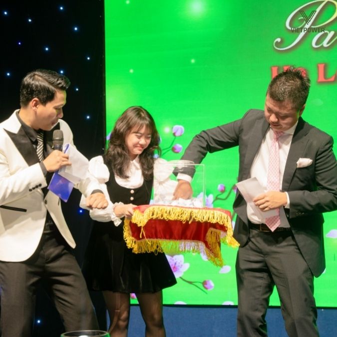 Màn bốc thăm trúng thưởng làm nóng bầu không khí