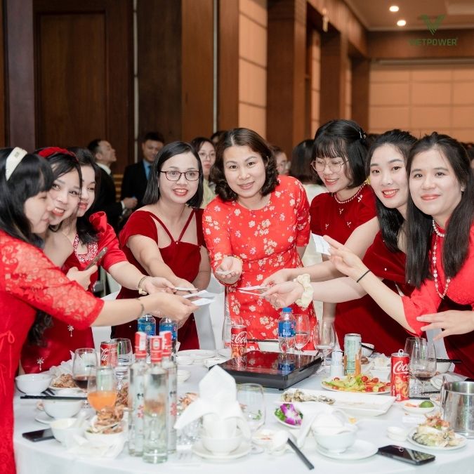Mọi người cùng nhau "khoe" những tấm phiếu bốc thăm của mình