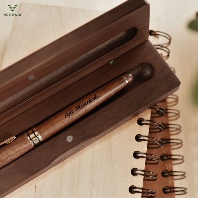 Bút khắc tên đồng nghiệp