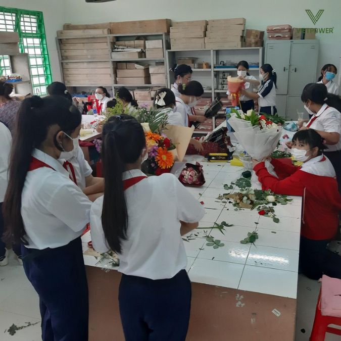 Thi cắm hoa