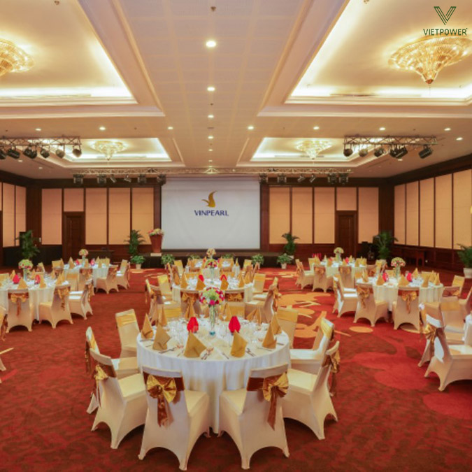 Hội trường sức chứa 400 – 600 khách, nhiều phòng họp nhỏ từ 30 – 100 khách
