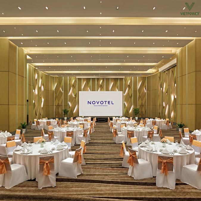 Khách sạn có ballroom với sức chứa 600 khách, nhiều phòng họp nhỏ từ 50 – 200 khách