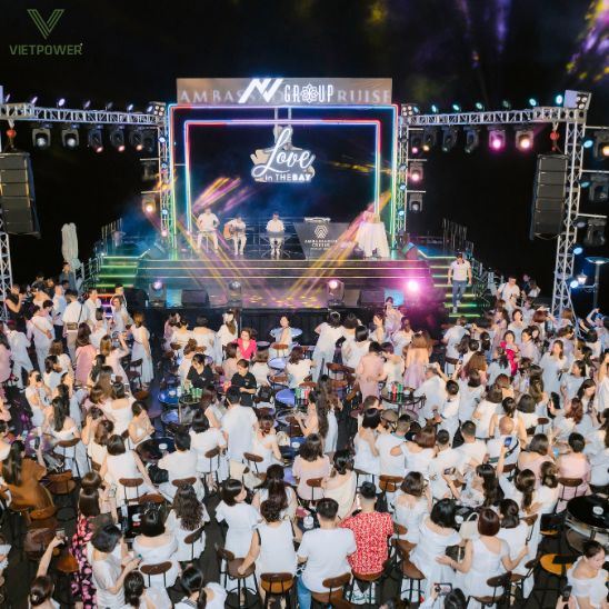 Year End Party trên du thuyền sông Hồng sang trọng và độc đáo.