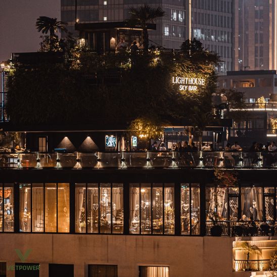 Lighthouse Sky Bar là lựa chọn lý tưởng để tổ chức Year End Party sang trọng, với view phố cổ Hà Nội