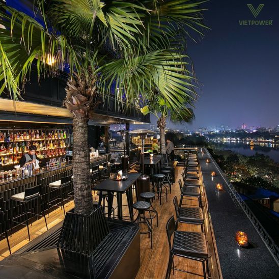 Solar Sky Bar là lựa chọn lý tưởng để tổ chức Year End Party sang trọng, mới lạ với view toàn cảnh phố cổ Hà Nội lung linh về đêm