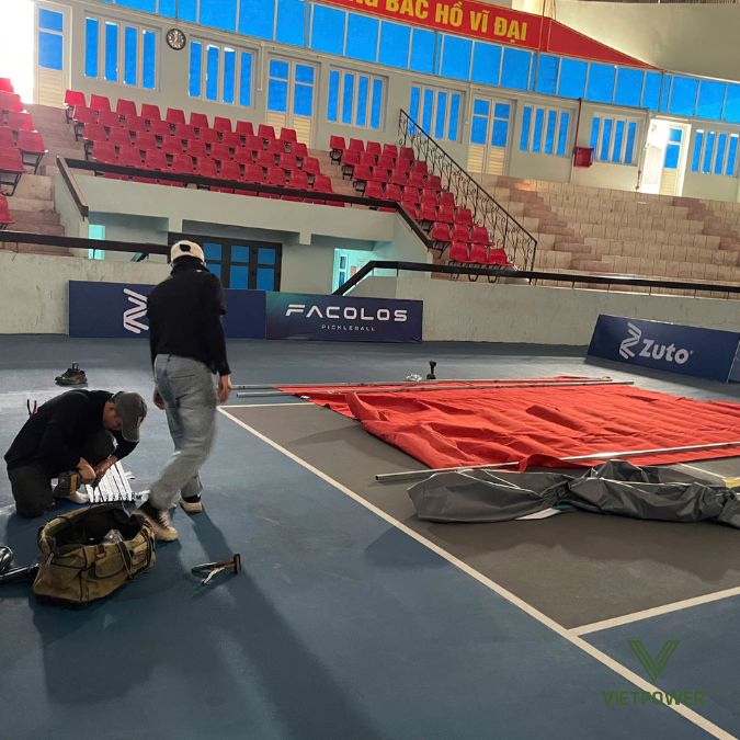 Đội ngũ kỹ thuật đang setup chuẩn bị sân khấu và không gian hội thao