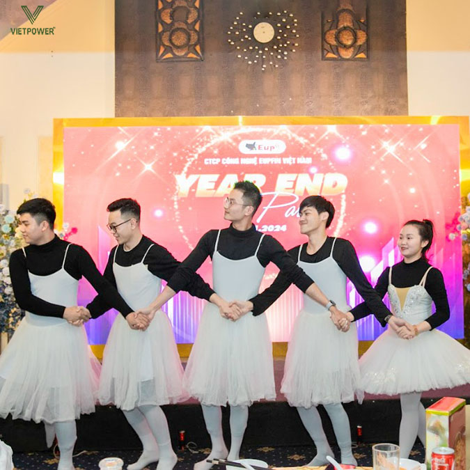 Bữa tiệc tràn ngập những tiết mục văn nghệ sôi động