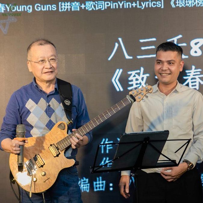 Các phòng ban lên biểu diễn tiết mục văn nghệ làm nóng bầu không khí