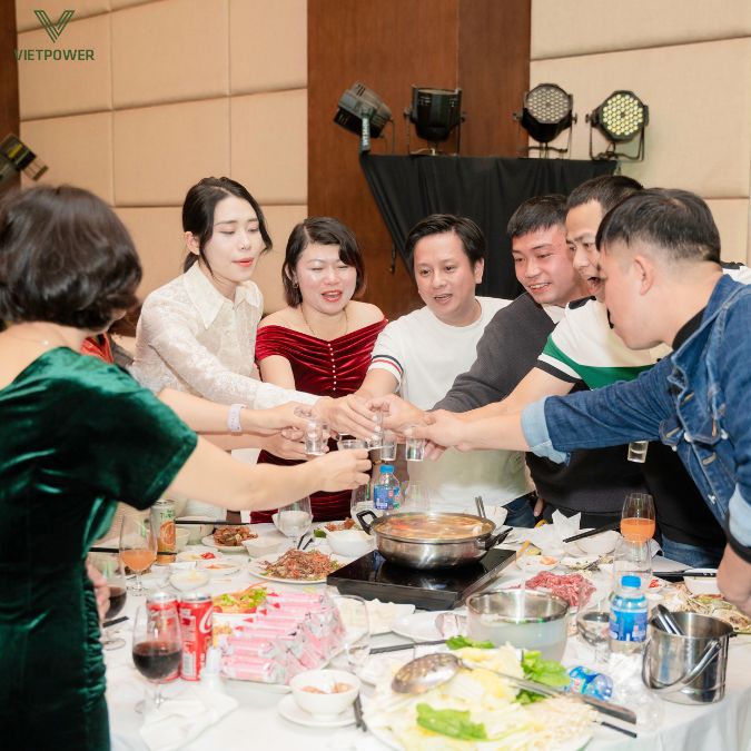 Dùng tiệc và giao lưu