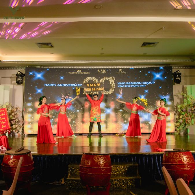 Xen kẽ hoạt động lễ và hội