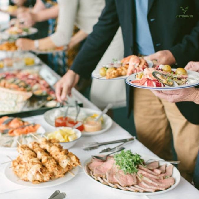 Buffet là hình thức phổ biến và phù hợp nhất khi tổ chức lễ hội ẩm thực cuối năm