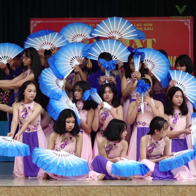 Tiết mục múa quạt duyên dáng