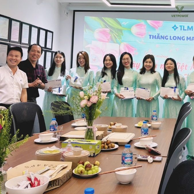 Tặng quà 20/10 thể hiện sự trân trọng và gắn kết với đồng nghiệp nữ
