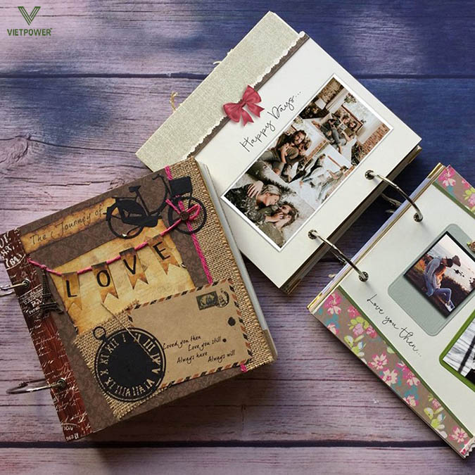 Album ảnh kỷ niệm của nhân viên nữ trong công ty để ghi lại khoảnh khắc đáng nhớ