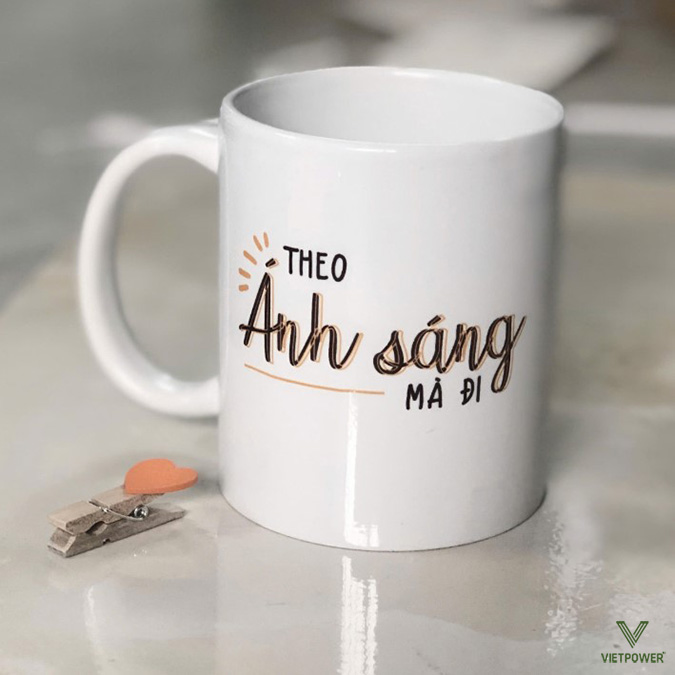 Tặng ly cốc in tên để thể hiện sự quan tâm cá nhân, lưu giữ kỷ niệm