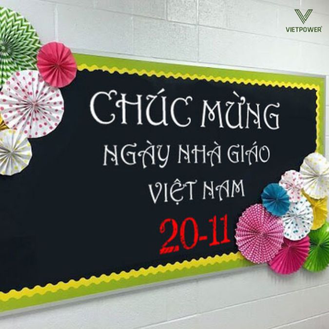 Bảng lớp học đẹp mắt với giấy handmade nhiều màu và dòng chữ chúc mừng cách điệu