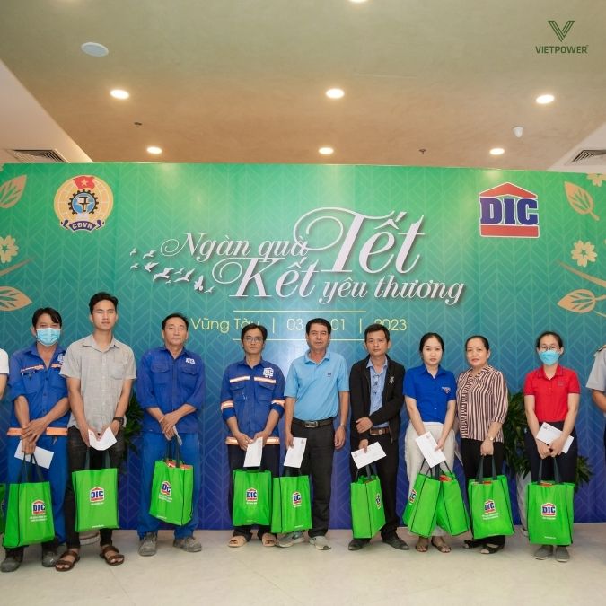 Hoạt động trao quà thiện nguyện nhân văn