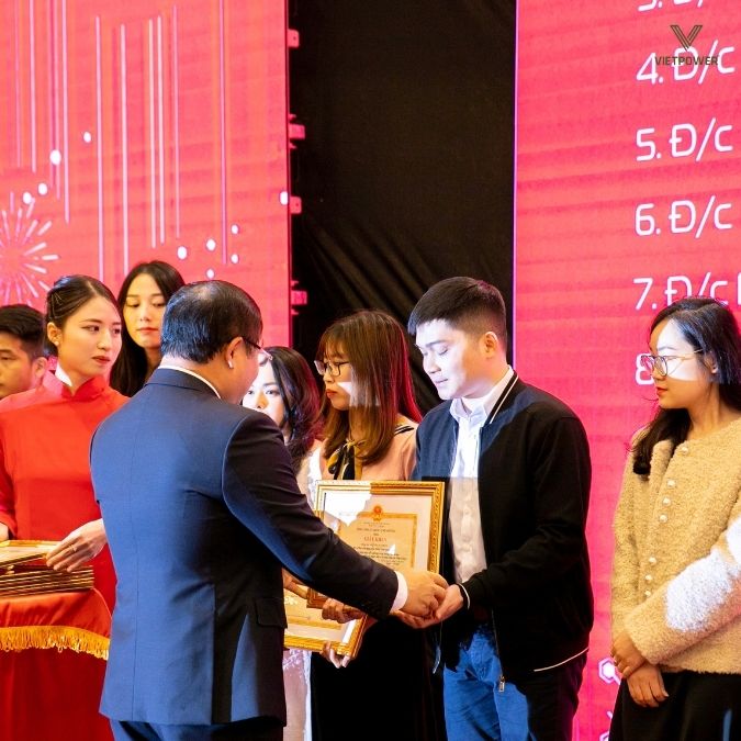 Trao giải và vinh danh những nhân viên có thành tích xuất sắc trong công việc
