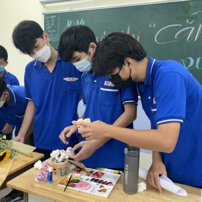 Các bạn nam tự tay làm đồ handmade tặng các bạn nữ