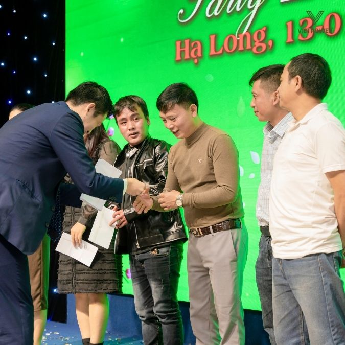 Lãnh đạo công ty trao thưởng cho các nhân viên có thành tích xuất sắc