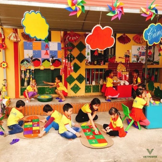 Không gian rực rỡ với những chiếc chong chóng, bảng chữ đám mây và phụ kiện treo tường 