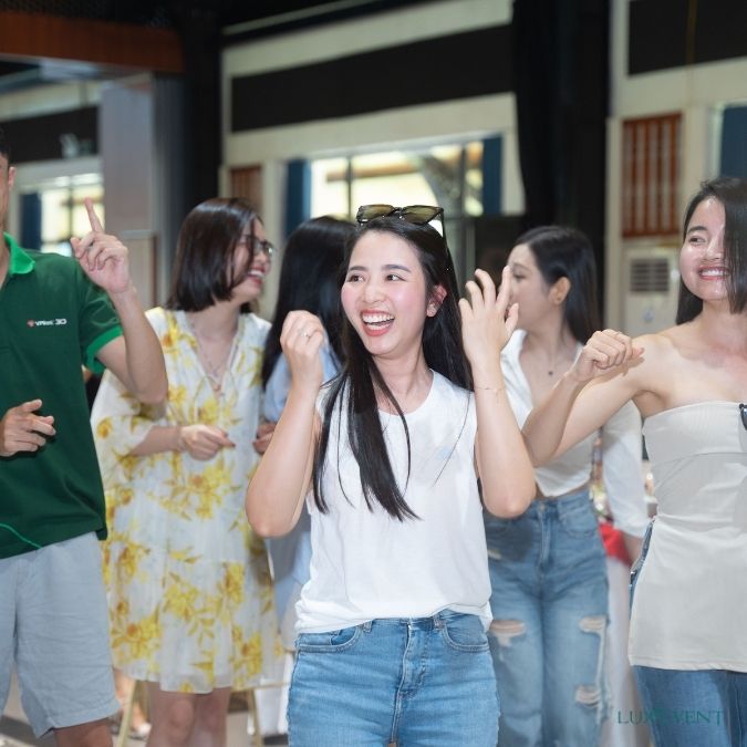 Hoạt động team building trong nhà sôi động