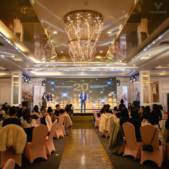 Giasm đốc chia sẻ cảm nghĩ của mình về kỷ niệm 20 năm