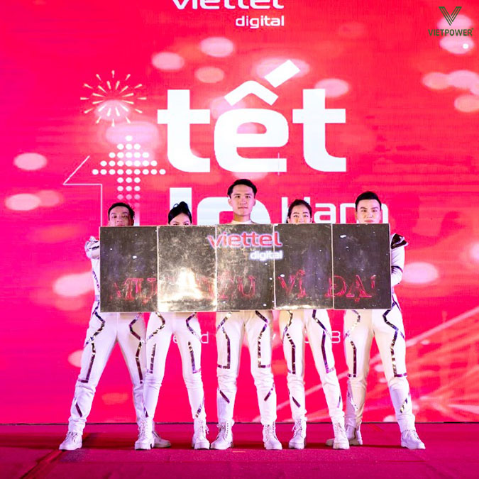 Từ những anh chị gắn bó lâu năm đến các thành viên mới, ai nấy đều hòa mình vào niềm vui chung