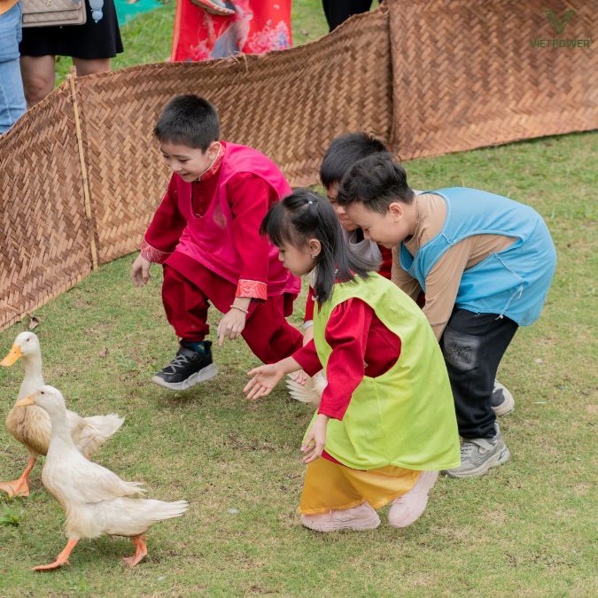 Hoạt động bắt vịt khiến trẻ nhỏ thích thú
