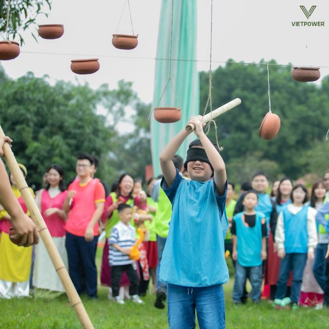 Bịt mắt đập niêu tạo nên nhiều tiếng cười 
