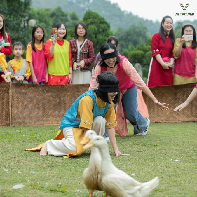 Trò chơi dân gian kéo mọi người trở về tuổi thơ