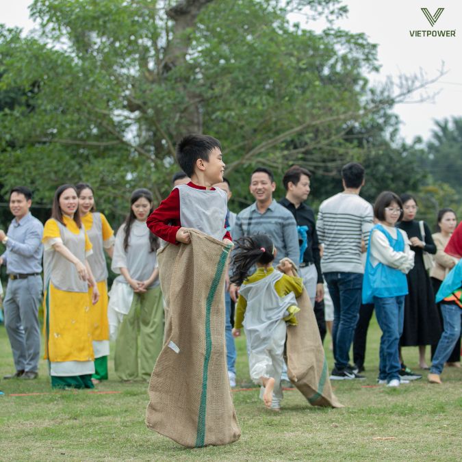 Nhảy bao bố - hoạt động vui vẻ tạo không khí sôi động