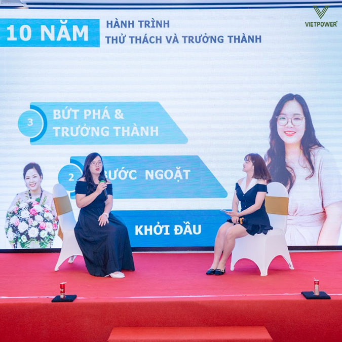 Các thành viên cùng lắng nghe những câu chuyện chân thật