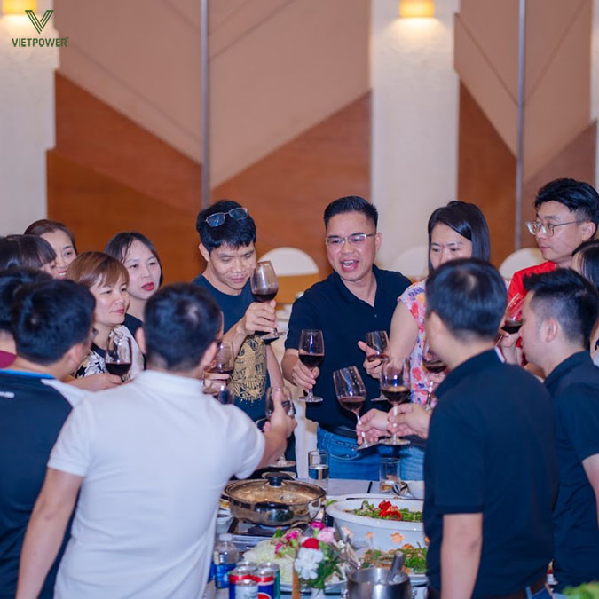 Cùng nhau nâng ly chúc nhau những lời chúc may mắn, thành công