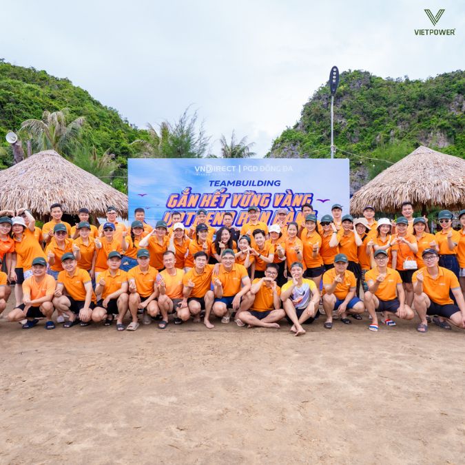 Toàn thể nhân viên trông tràn đầy nhiệt huyết trong đồng phục áo cam